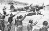 Des-lyceennes-saluent-decollage-kamikaze-Toshio-Anazawa-12-avril-1945-Chiran_0_730_405.jpg
